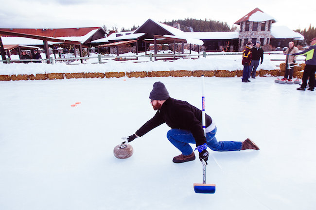curling-WinterFest paws up