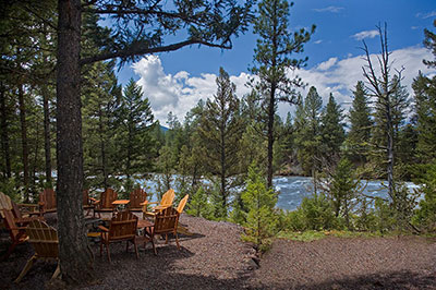 Pinnacle Camp - Fire Pit and Blackfoot River