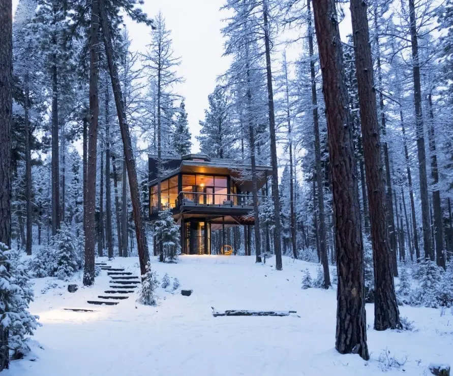 Outside view of Tree Haus in the winter, a modern accommodation in the Green O