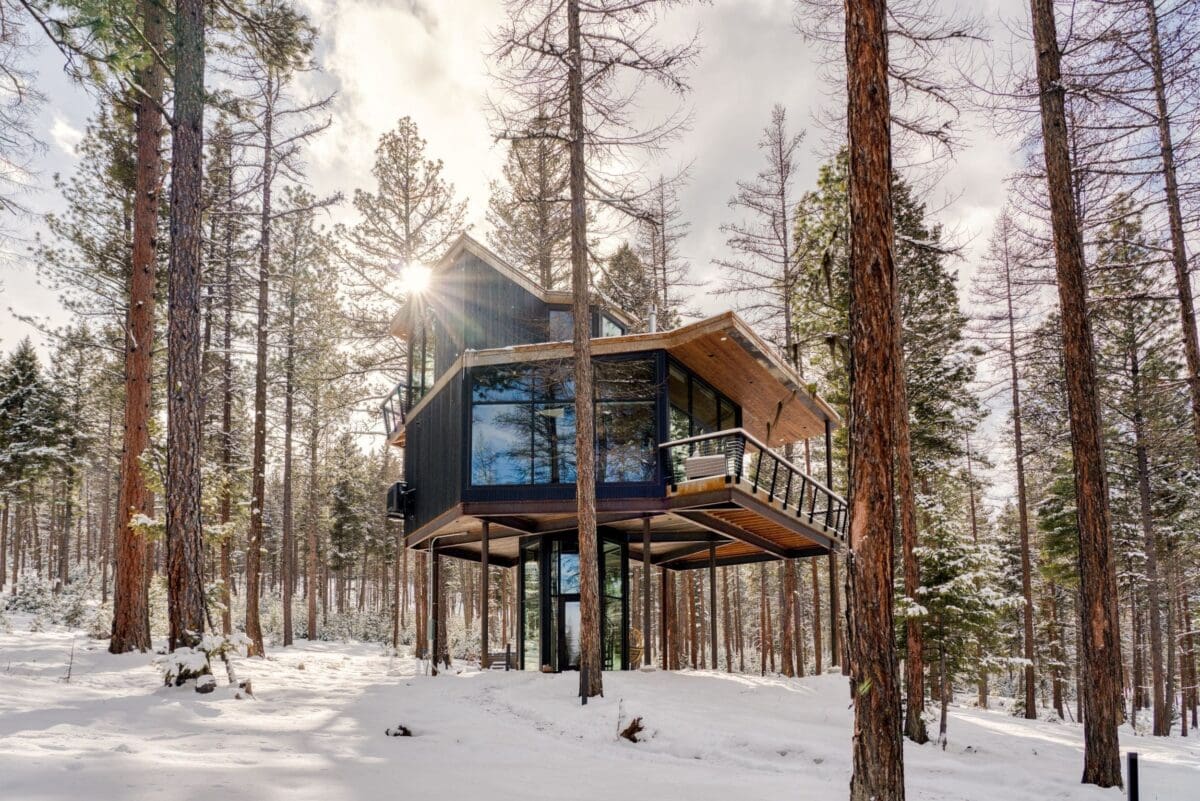 Modern tree haus in the winter at Green O