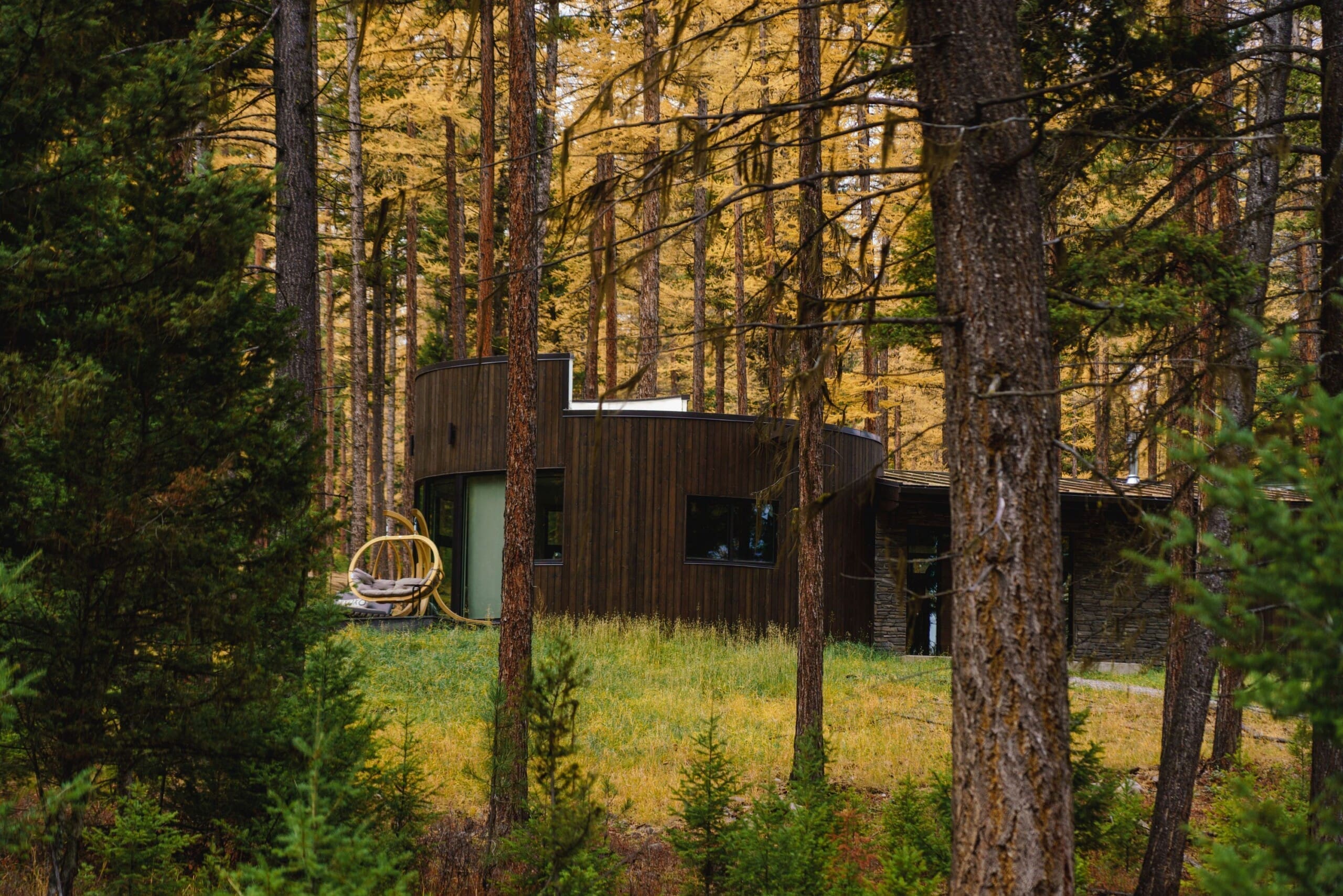 Fall exterior of round modern cabin